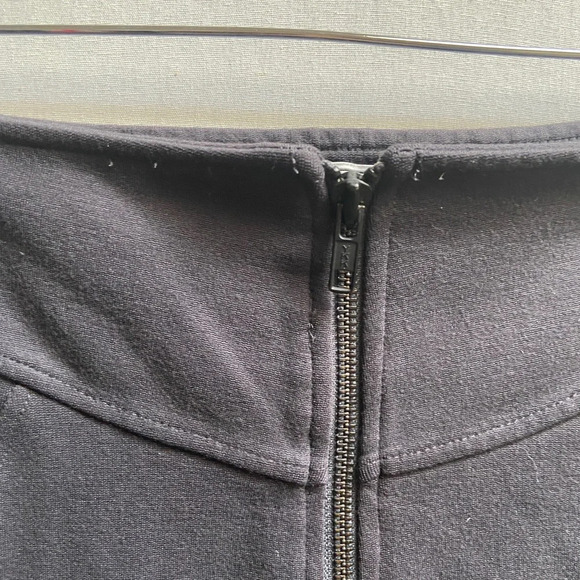 Talula Aritzia front zip up mini skirt Sz 6 - Picture 3 of 7